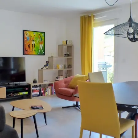 F4 House In With Private Garden